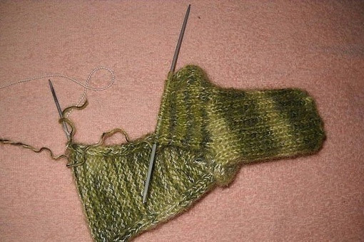 Носки с укреплённой пяткой и подошвой спицами