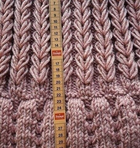 Вяжем шапочку объемным узором