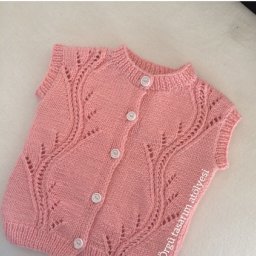 Детский жилет с красивым узором спицами