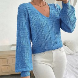 Голубой пуловер с квадратами