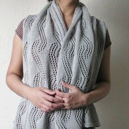 Серый палантин спицами