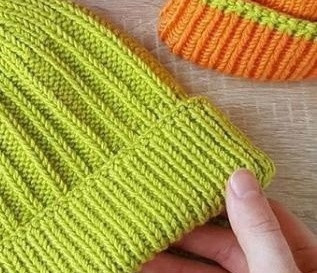 Зеленая шапка с отворотом, вяжем спицами Зеленая шапка с отворотом, вяжем спицами