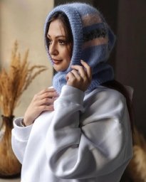 Пушистый капор в цветную полоску — уют с характером