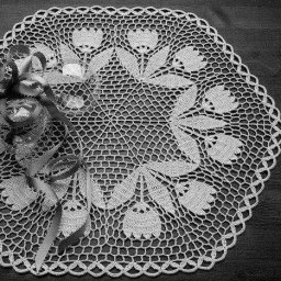 Салфетка с ажурными тюльпанами