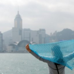 Шаль "Павлиньи перья", связанная спицами