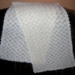 Белый ажурный палантин крючком