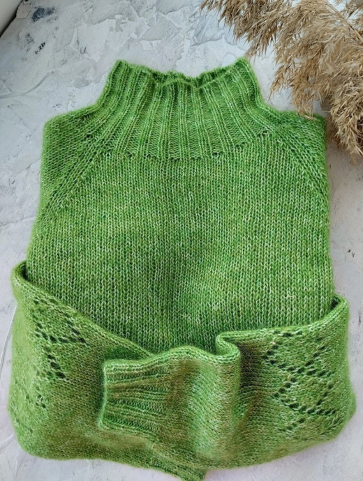 Женский зелёный свитер &laquo;Лайм&raquo;, связанный спицами: яркий акцент в холодный сезон