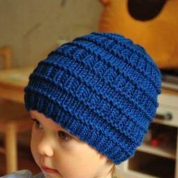 Вяжем синюю детскую шапочку