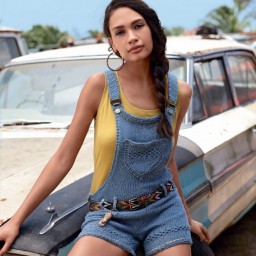 Вязаный комбинезон на бретелях - яркий акцент стильного образа