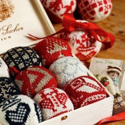 ​Схемы вязания чехлов для новогодних шариков