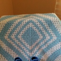 детский плед крючком в комплекте с пинетками