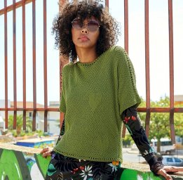 Джемпер с коротким цельнокроенным рукавом спицами узором с сердечками