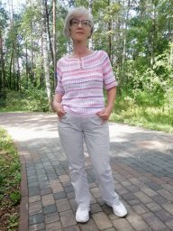 Футболка-поло, с коротким рукавом.