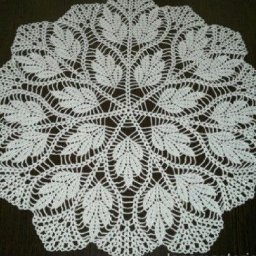 Красивая салфетка "Хоровод листьев"