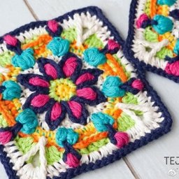 Разноцветный квадратный мотив крючком