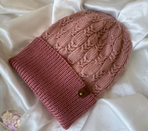 Нежная шапка спицами