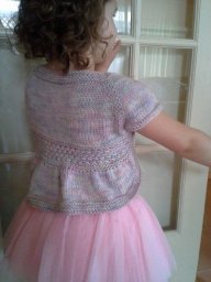 Очаровательное бесшовное болеро для девочки