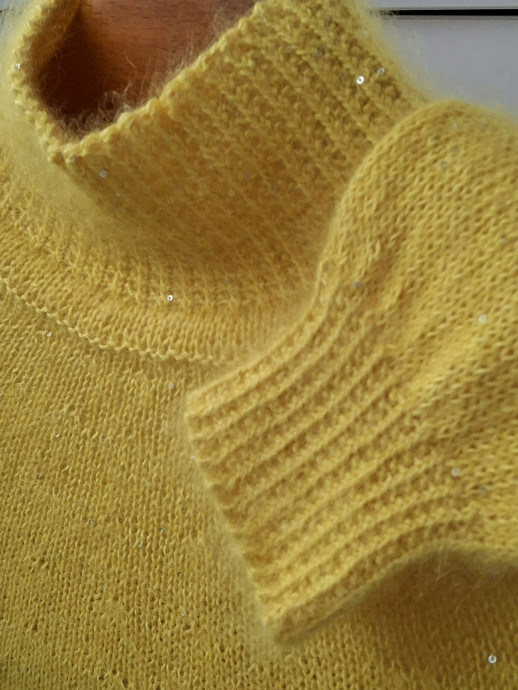 Свитер цвета весенней мимозы