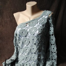 Изящный топ, связанный из мотивов