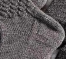 Серые носки спицами