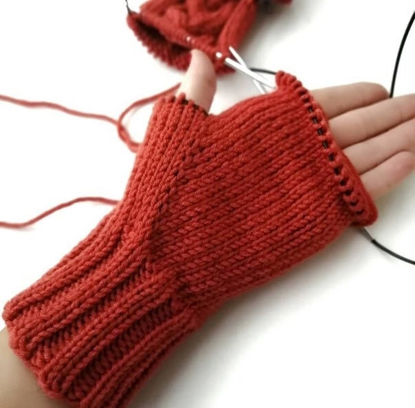 Варежки с косой, вяжем спицами