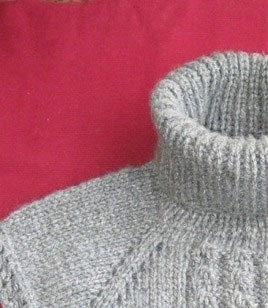 Мужская теплая манишка спицами с узором «косичка» Мужская теплая манишка спицами с узором «косичка»