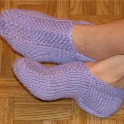 Уютные следочки, вязанные на 2-х спицах