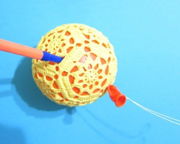 Вяжем ажурный шарик крючком