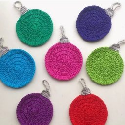 Вяжем милую ёлочную игрушку