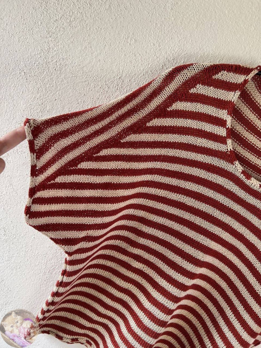 Полосатая красно-песочная футболка, связанная спицами