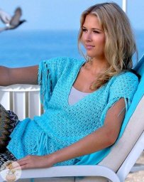 Голубая блуза спицами и крючком