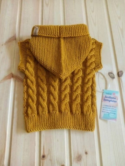 Золотисто-горчичный жилет с капюшоном для ребенка