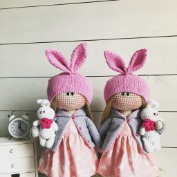 Дополняем гардероб куколки: вяжем шапку-зайку