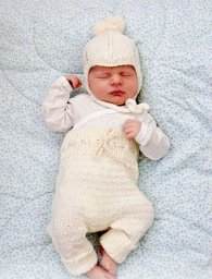 Комплект из детских брюк и шапочки