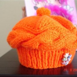 Яркая шапочка спицами