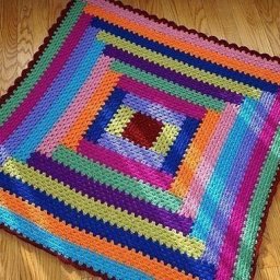 Простой коврик, в основе которого бабушкин квадрат!