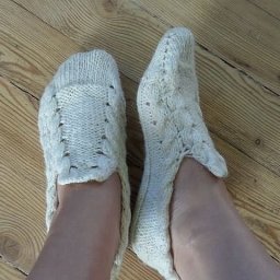 Удобные тапочки на 2-х спицах