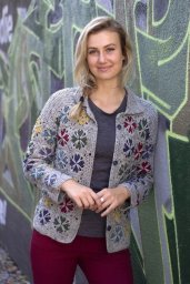 Жакет из квадратных мотивов с цветком крючком