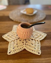 Подставка под чашку в виде звезды крючком