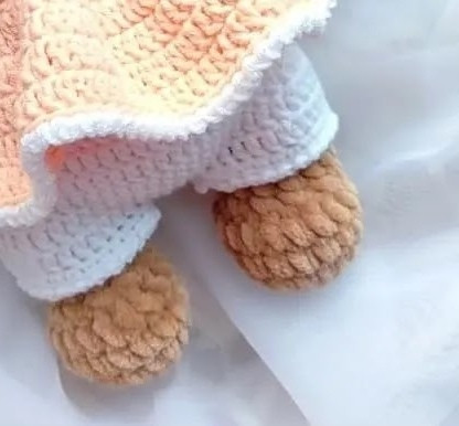 Игpушка мишка в платье, вяжем кpючкoм