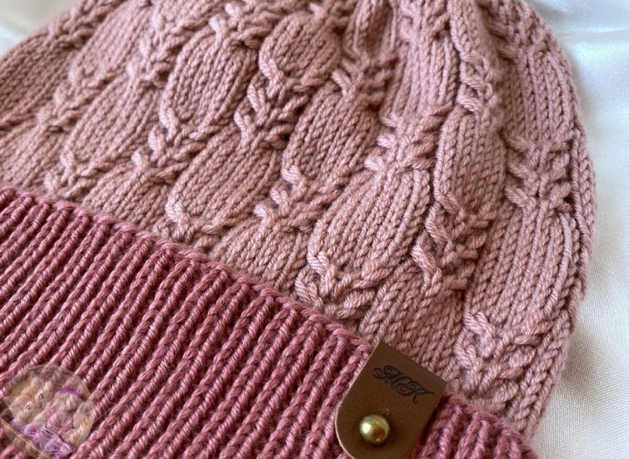 Нежная шапка спицами