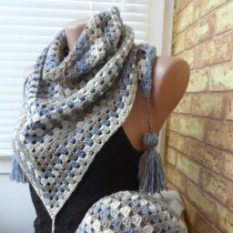 Веселенький вязаный комплект