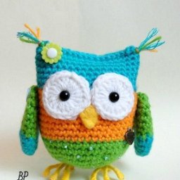 Яркая совушка, связанная крючком