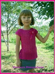 Малиновый топ крючком для ребёнка — ярко, удобно и по-летнему радостно