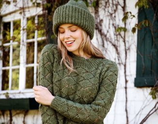 Свитер с ажурным узором ромбами спицами