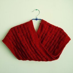 Симпатичный узор спицами для милой накидки-шарфа