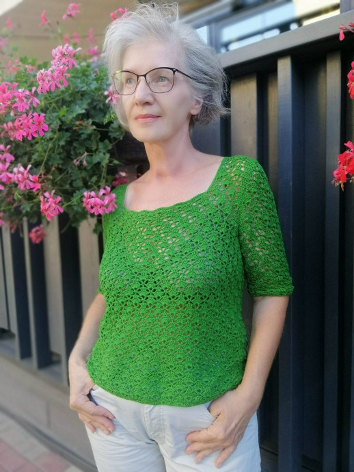 Зелёная короткая кофточка