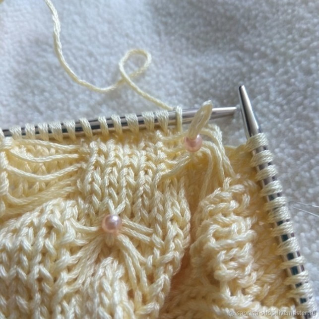 Ввязываем бусины в полотно