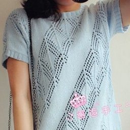 Кофточка с диагональными ажурными полосами связана спицами