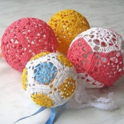 Мастерим новогодние шары из вязаных мотивов